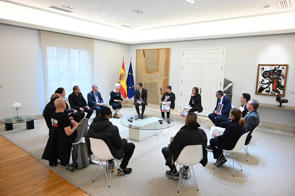 El presidente del Gobierno, Pedro Sánchez, y los familiares de rehenes israelíes secuestrados por Hamás en Gaza, durante el encuentro que han mantenido en La Moncloa