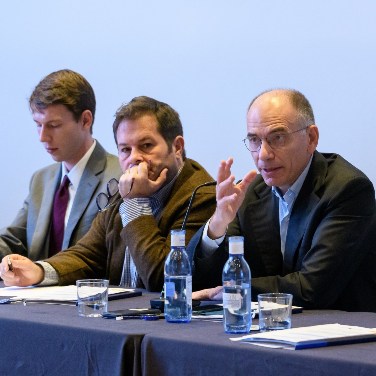 El director de Agenda Pública, Marc López Plana, con Enrico Letta.