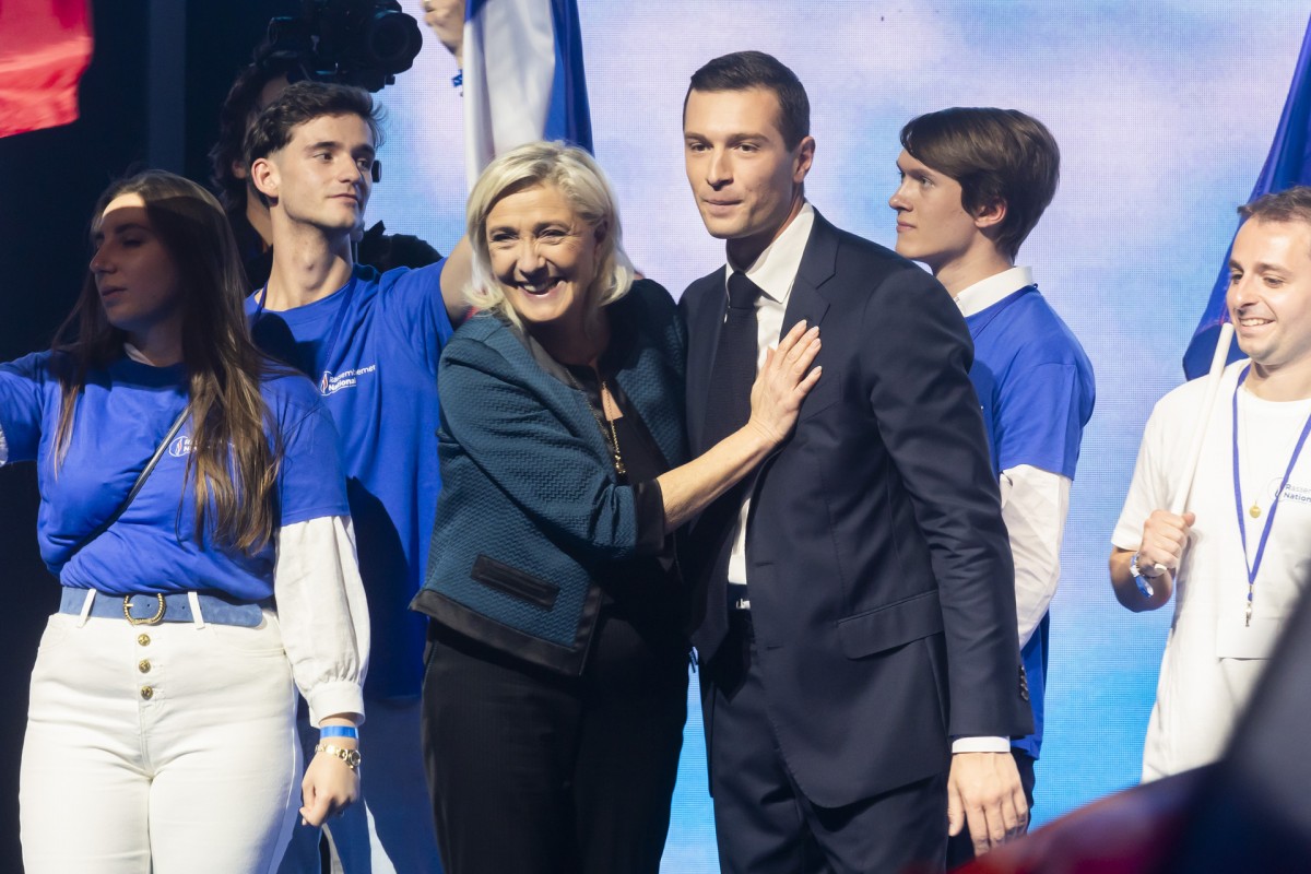 Marine Le Pen junto al candidato a las europeas de Agrupación Nacional, Jordan Bardella.