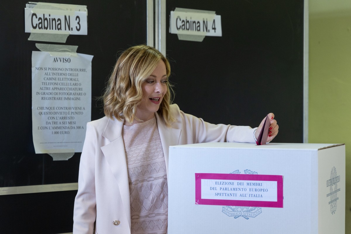 Giorgia Meloni votando en las elecciones europeas.