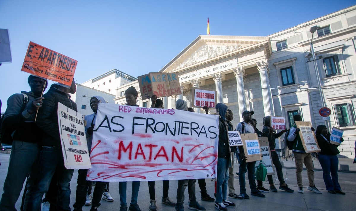 Manifestación en el Congreso el día de la toma en consideración de la ILP para regularizar a migrantes.