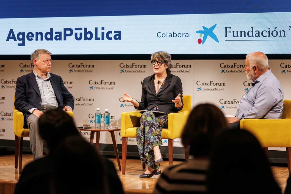 Jordi Sevilla, Anna Terrón y Carlos Giménez en el coloquio en el CaixaForum Madrid.