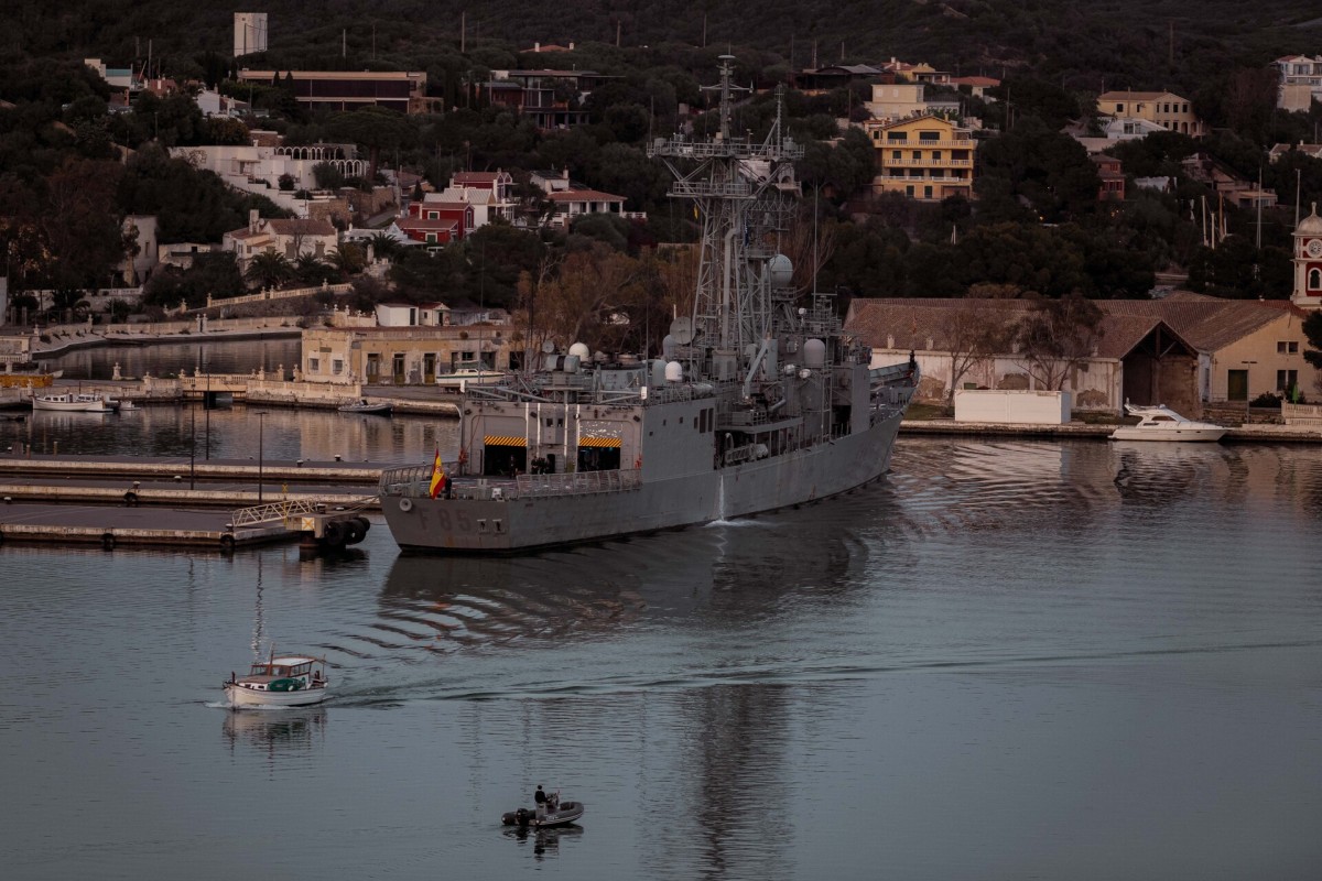 Fragata Navarra en el puerto de Mahón.