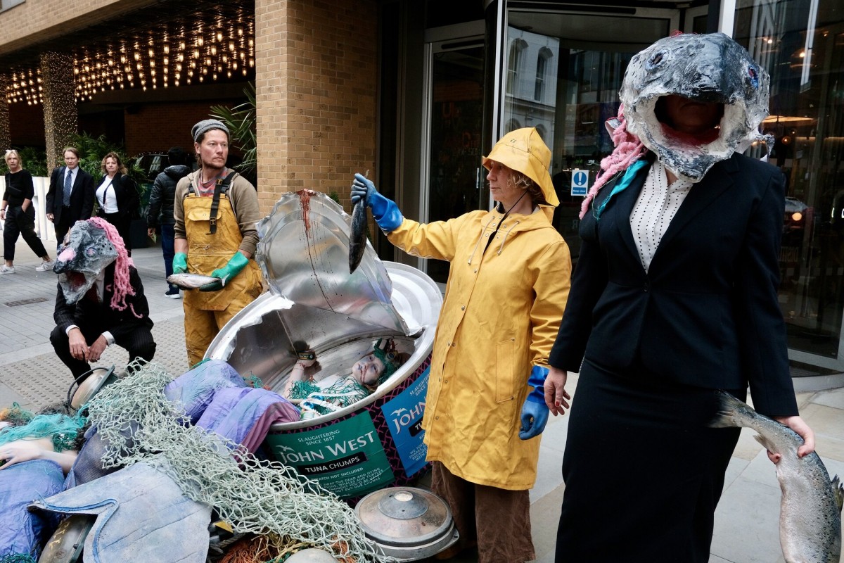 Ocean Rebellion, un grupo de activistas ambientales, protesta contra el 'greenwashing' de la pesca industrial a las puertas del Blue Food Innovation Summit en Londres.