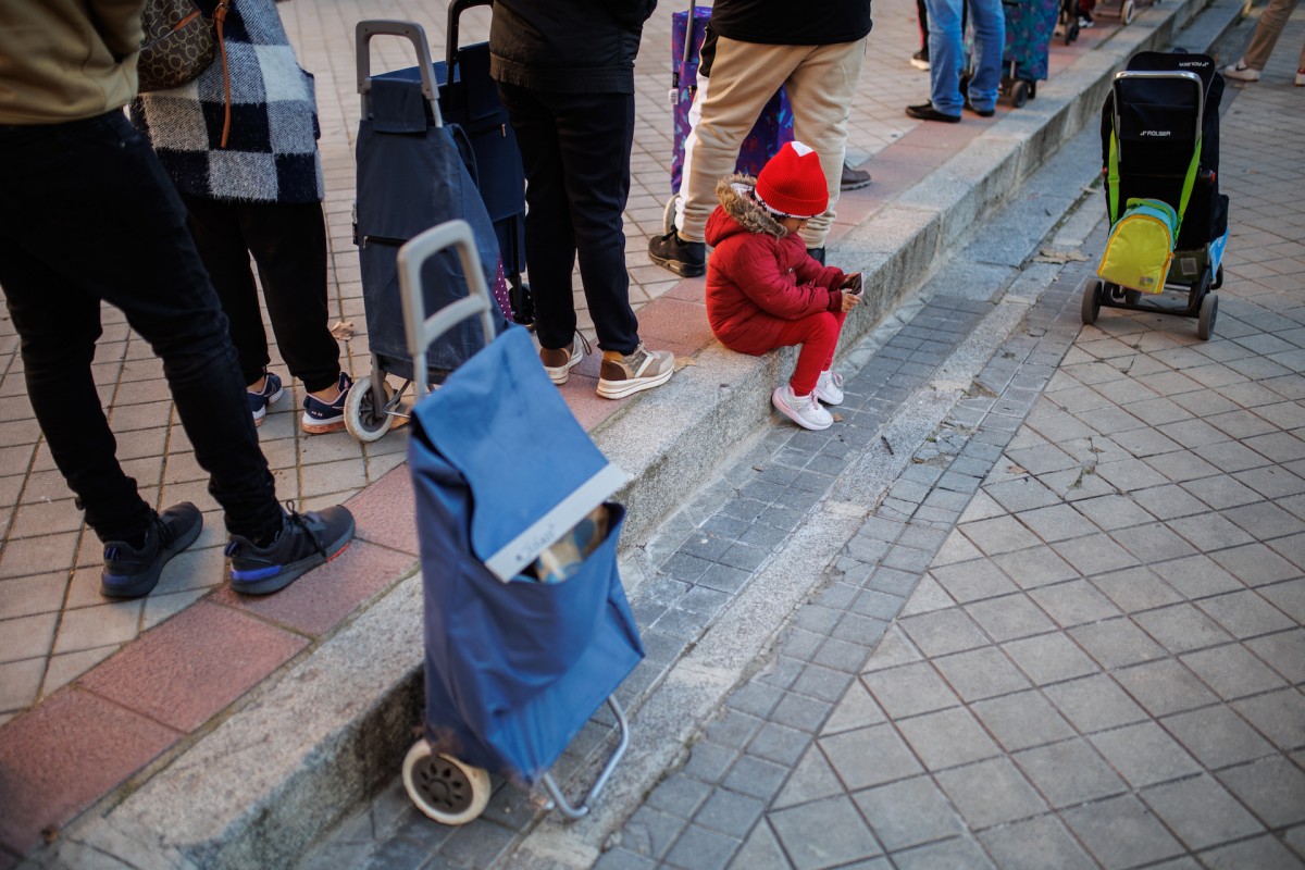 Colas de gente durante la entrega regalos a más de 100 niños vulnerables, a 4 de enero de 2023, en Madrid (España).