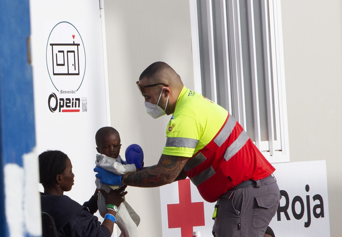 Un niño es atendido en Tenerife a finales de enero, en un fin de semana en el que cientos de migrantes llegaron a la isla.