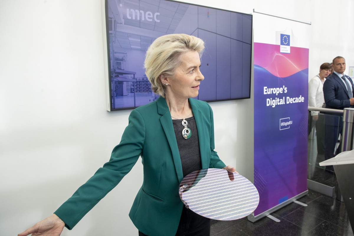 La presidenta de la Comisión Europea, Ursula Von der Leyen, en una imagen durante su visita al centro de investigación Imec de nanoelectrónica y tecnologías digitales en Lovaina, el viernes 07 de julio de 2023.