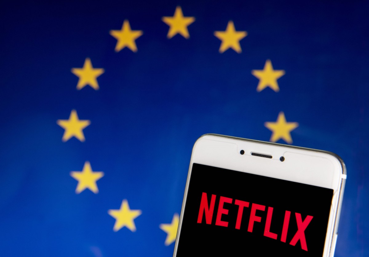 Logotipo de Netflix con la bandera de la Unión Europea de fondo.