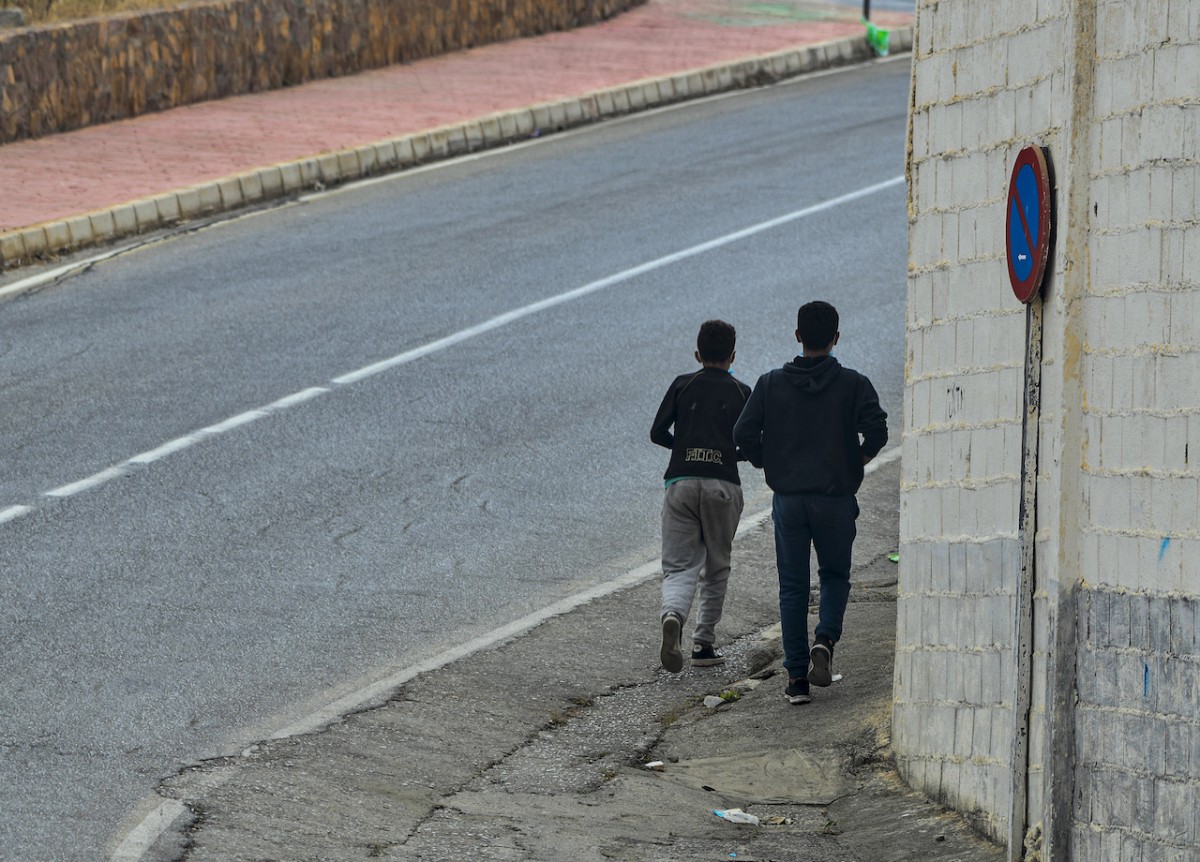 La Guardia Civil realiza batidas por Ceuta para localizar a migrantes escapados de las naves del Tarajal.