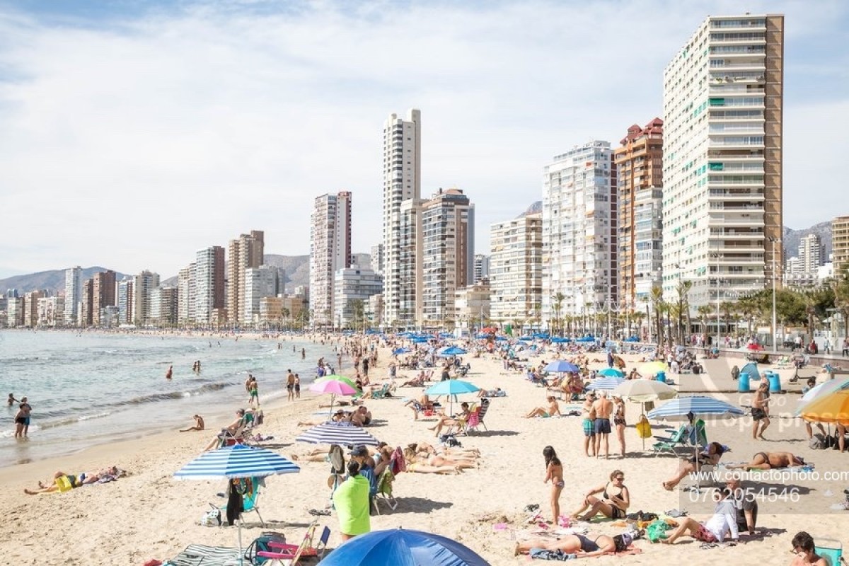 Los bañistas visitan las playas de Benidorm tras la subida de temperaturas.