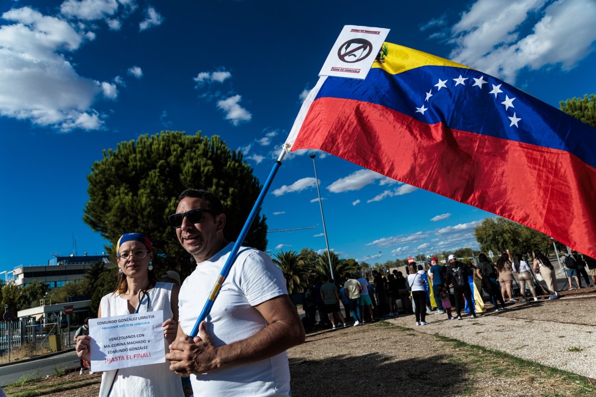 Venezolanos aguardan a la llegada de Edmundo González a España.