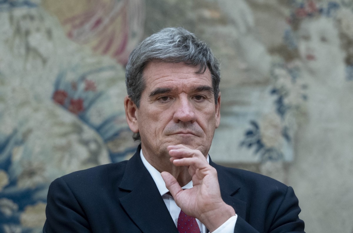 El nuevo gobernador estrena un protocolo sin discursos de sus excompañeros en el Gobierno en coincidencia con su intento de transmitir independencia en su mandato hasta 2030.