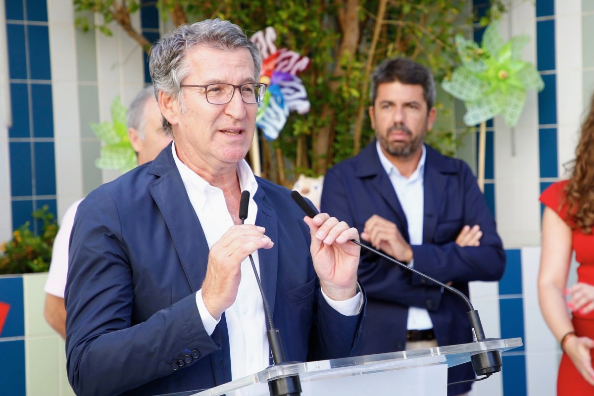Feijóo visita una escuela infantil de Alicante.