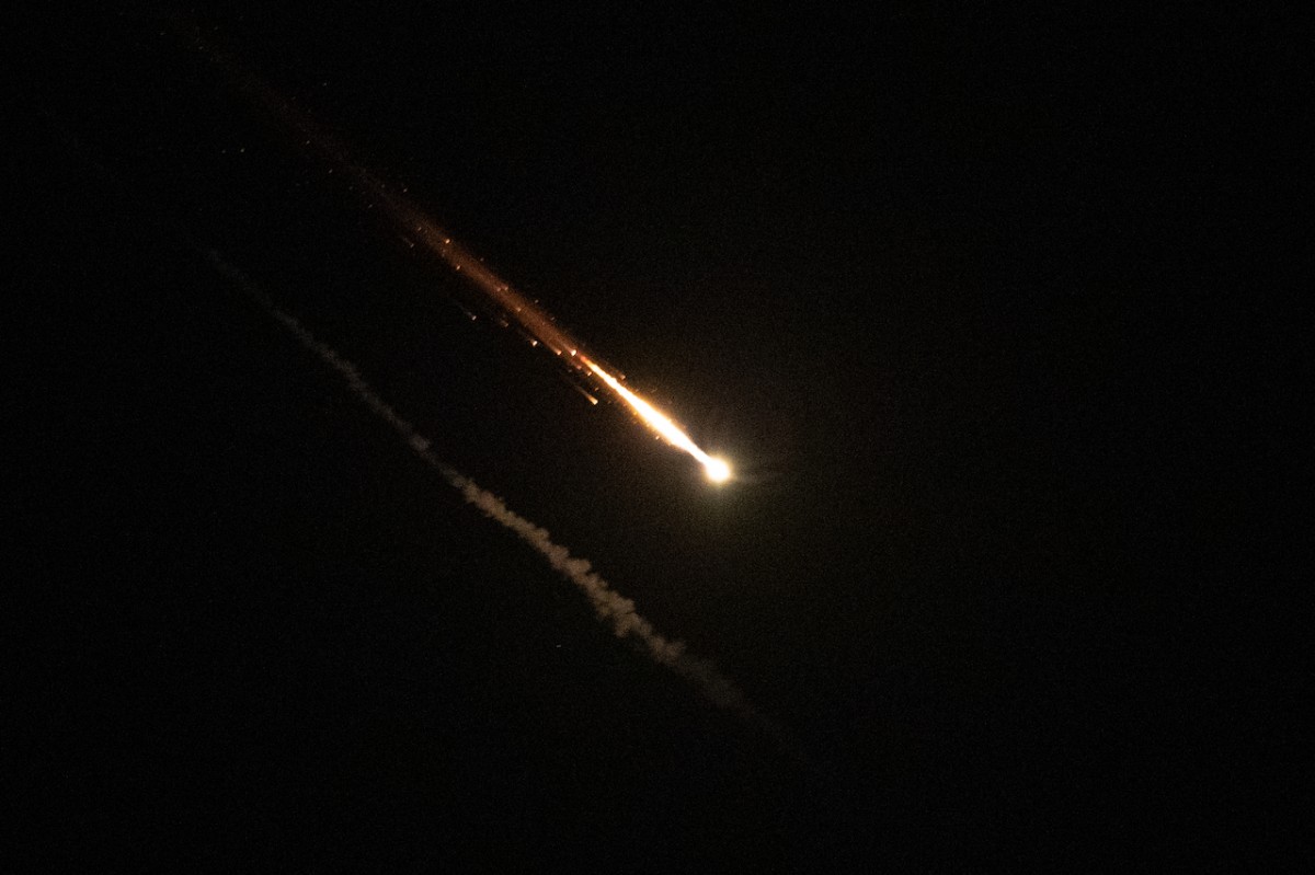  Un proyectil procedente de Irán interceptado por Israel surca el cielo sobre Jerusalén, el 1 de octubre de 2024.