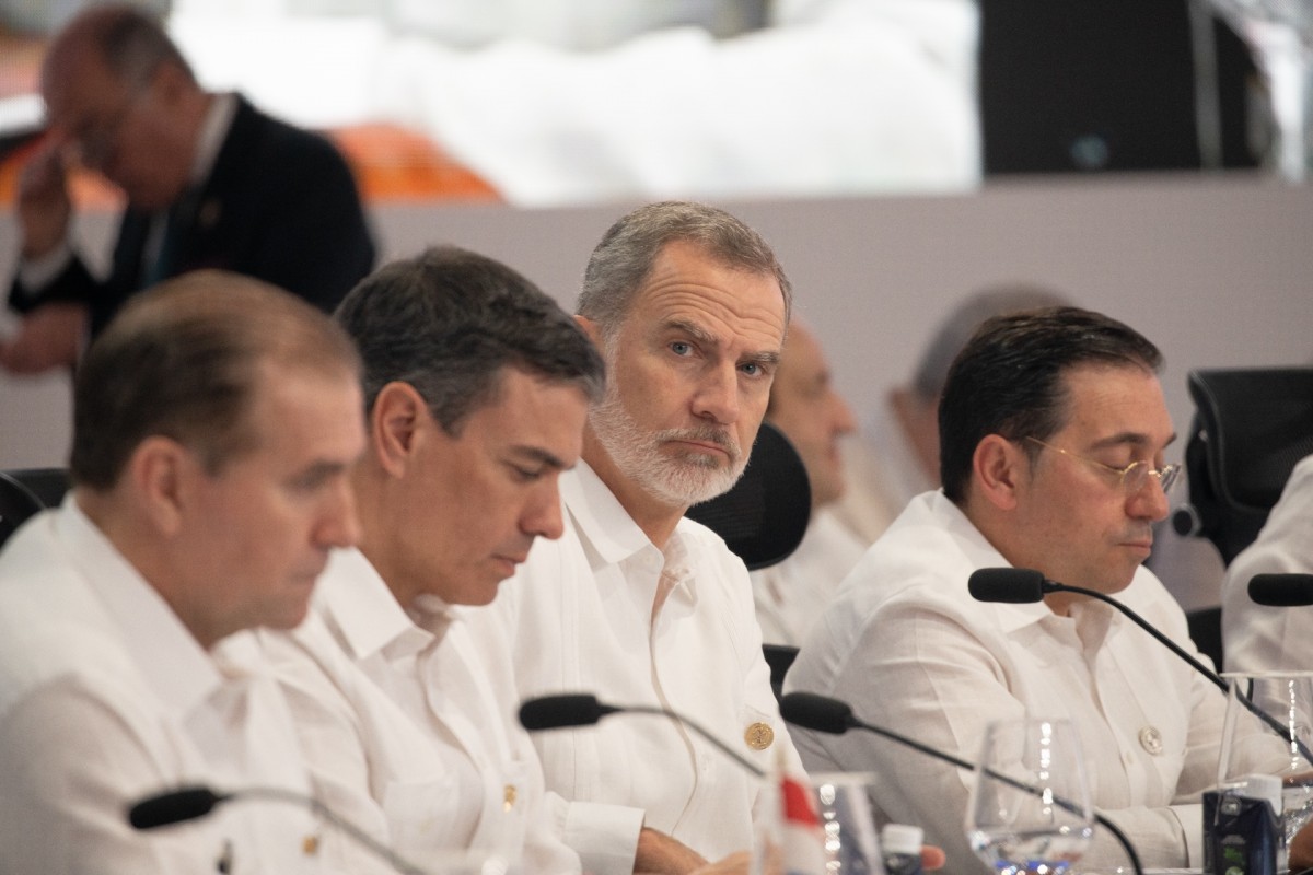 El presidente del Gobierno, Pedro Sánchez; el Rey Felipe VI y el ministro de Asuntos Exteriores, José Manuel Albares, durante una sesión plenaria en la XXVIII Cumbre Iberoamericana de Jefes de Estado y de Gobierno.