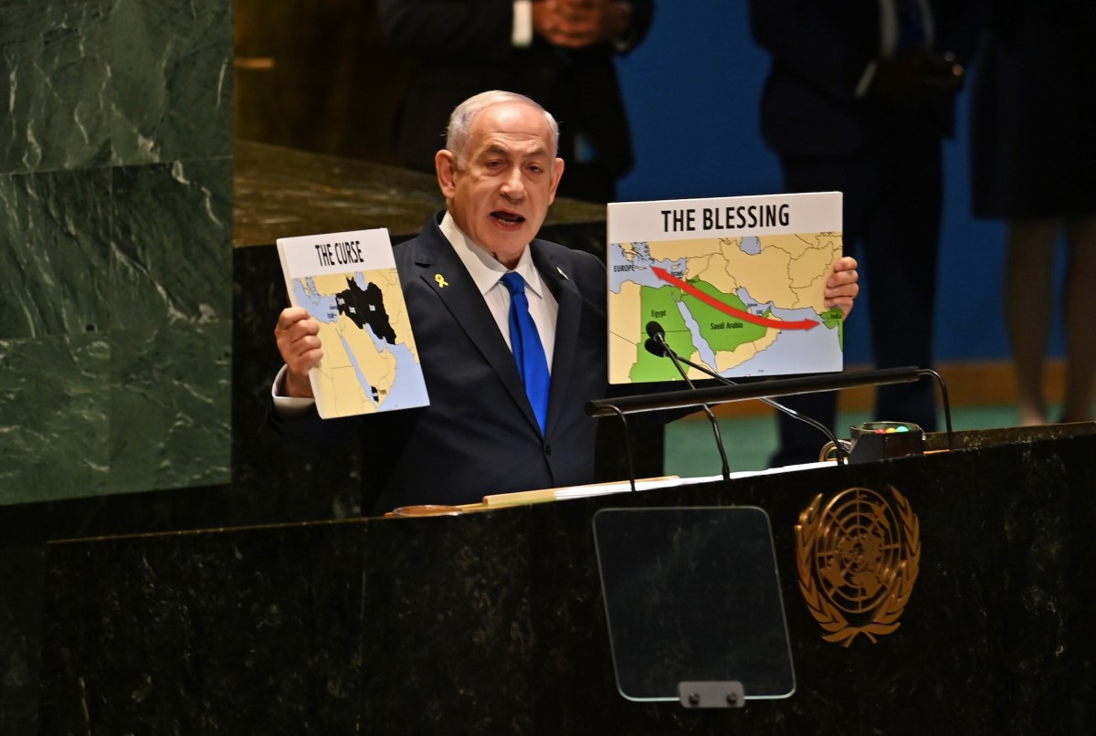 El premier israelí muestra dos mapas títulados 'La maldición' y 'La bendición'.