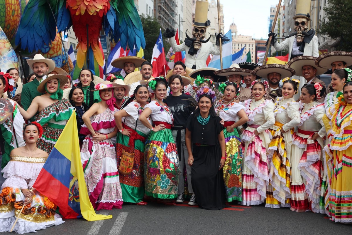 Isabel Díaz Ayuso, presidenta de la Comunidad de Madrid, se retrata con participantes en la Cabalgata de la Hispanidad.
