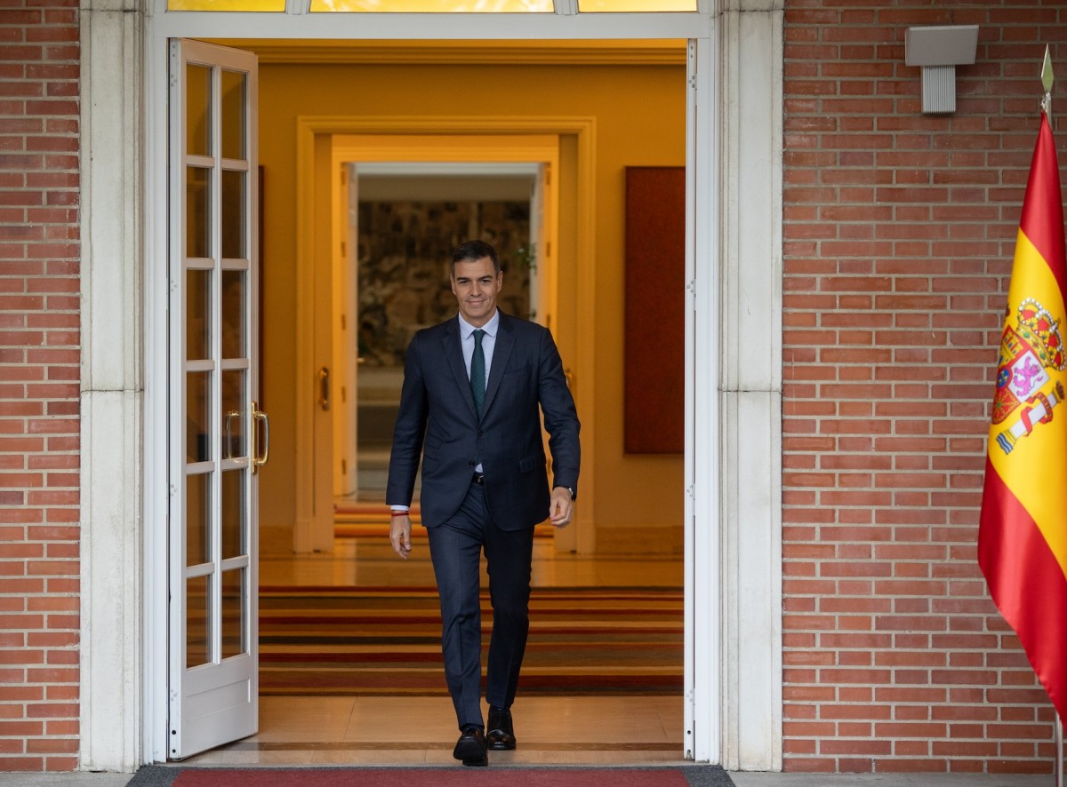 Pedro Sánchez sale del Palacio de la Moncloa para recibir a la presidenta de Navarra, María Chivite.