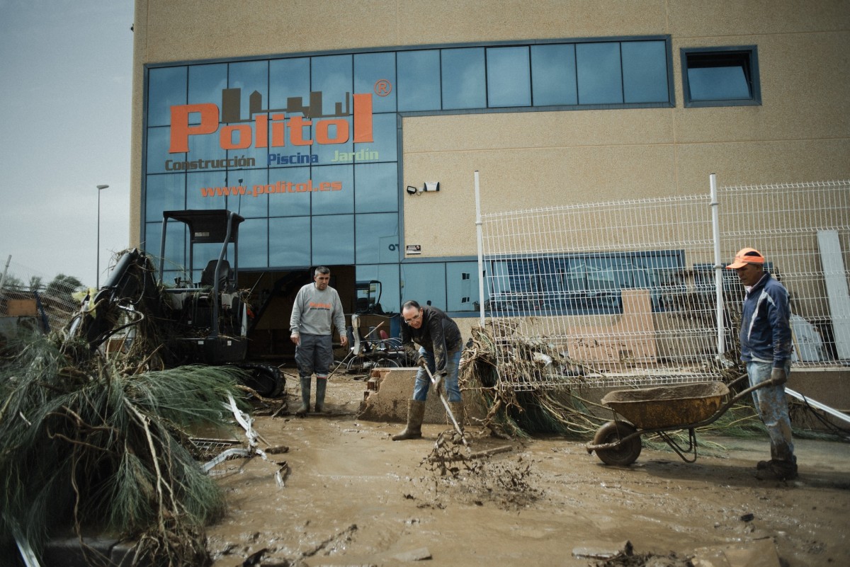 Varios trabajadores limpian las instalaciones de una empresa en Castilla La-Mancha tras la DANA.