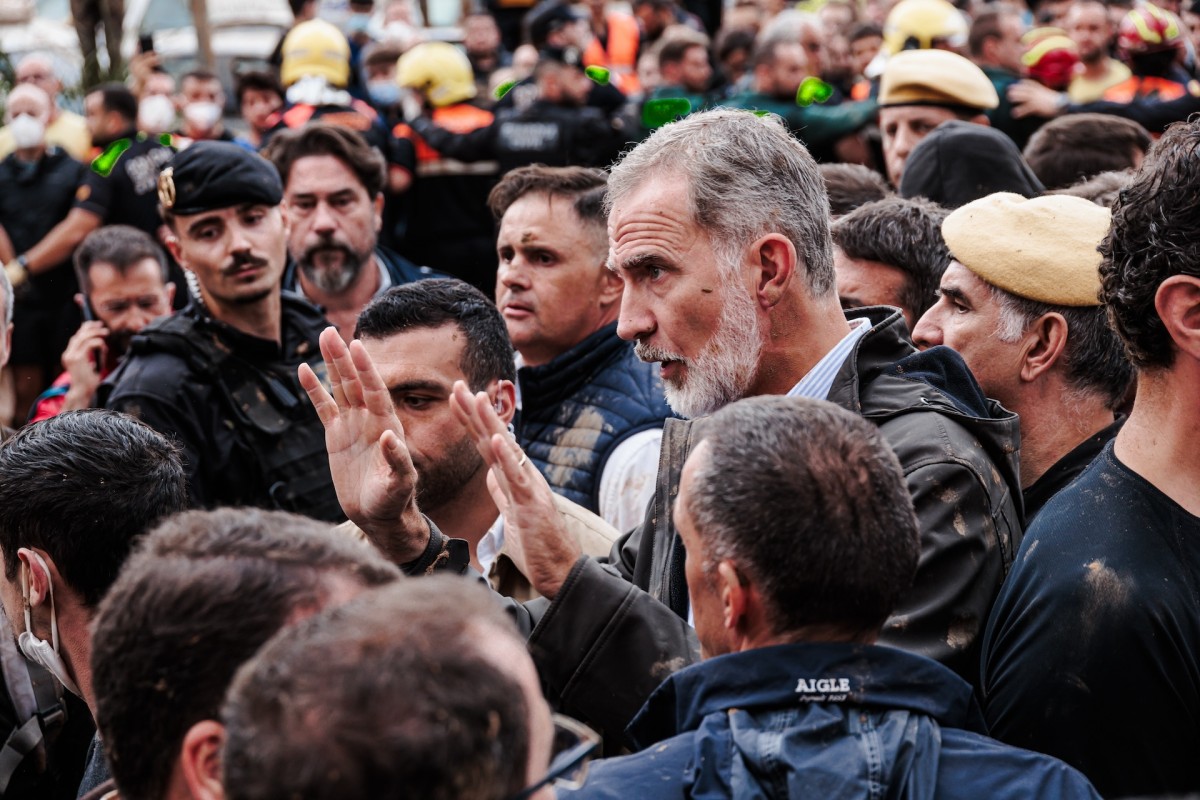El rey de España, Felipe VI, conversa con los vecinos de Paiporta durante la tensa visita del pasado domingo.