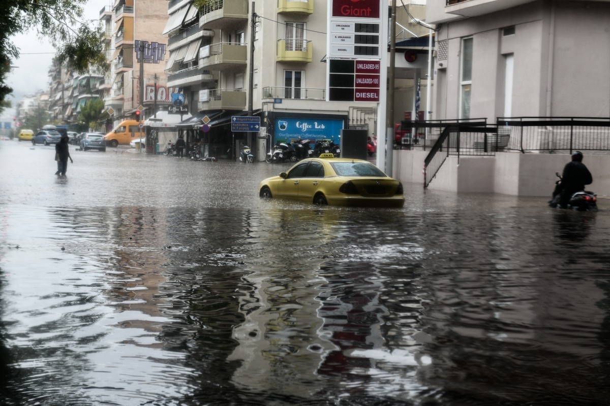 Una calle de Atenas inundada durante las tormentas en la capital griega de 2021.