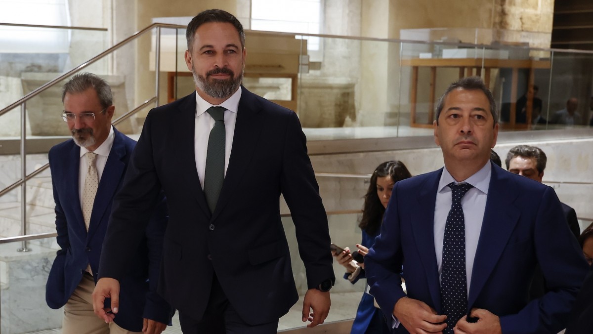Santiago Abascal llega a Les Corts de València junto al extorero, Vicente Barrera, quien fuera vicepresidente de la Generalitat hasta ser cesado por Carlos Mazón el pasado verano.
