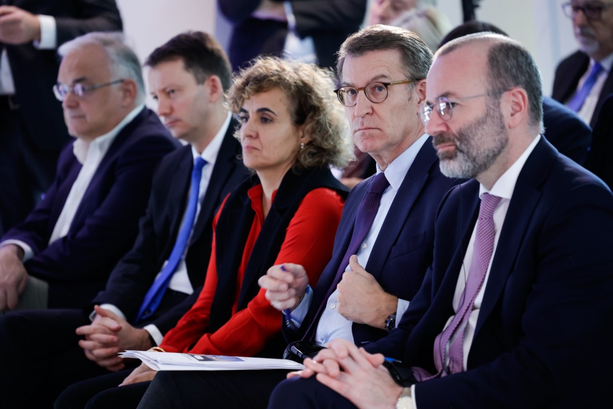 El diputado del PP Esteban González Pons; la eurodiputada del PP Dolors Montserrat; el presidente del PP, Alberto Núñez Feijóo, y el líder del PPE en la Eurocámara, Manfred Weber, durante una conferencia del Partido Popular Europeo.