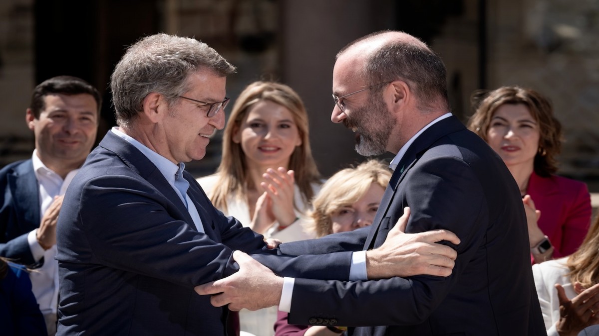 El presidente del Partido popular, Alberto Núñez Feijóo, y el presidente del Partido Popular Europeo, Manfred Weber, se saludan durante la presentación de Dolors Montserrat como candidata del PP a las elecciones europeas.