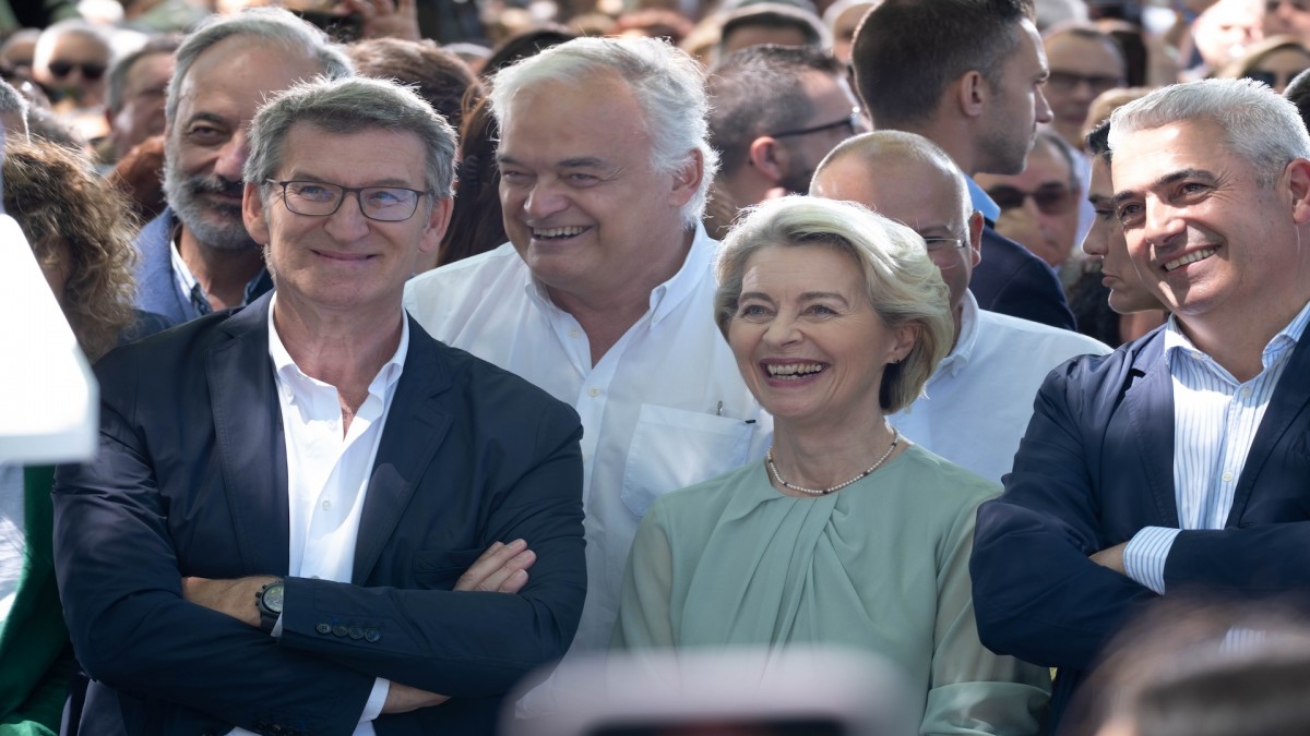 Ursula Von der Leyen, Esteban González-Pons y Alberto Núñez Feijóo durante un acto de campaña para las elecciones europeas de junio.