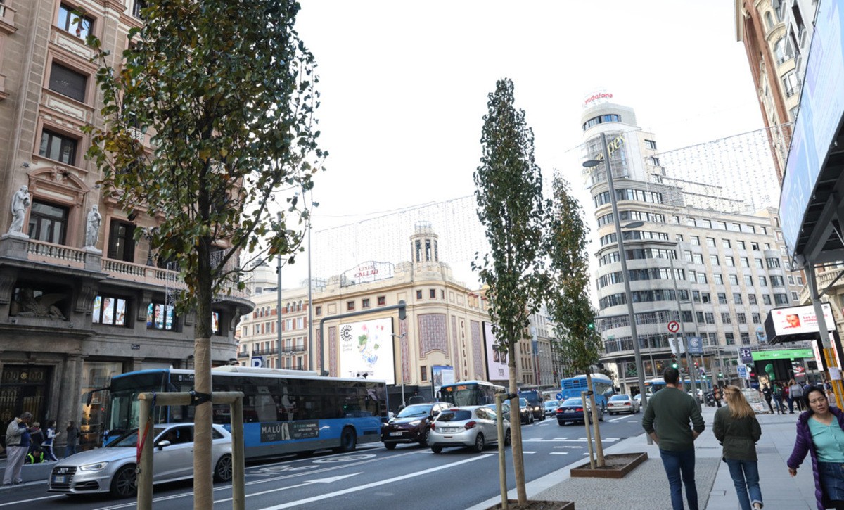 La Gran Vía de Madrid tras el ensanchamiento de las aceras.