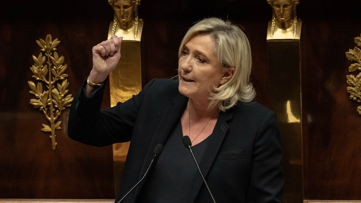 Marine Le Pen, líder de RN, pronuncia un discurso durante la moción de censura al primer ministro Michel Barnier.