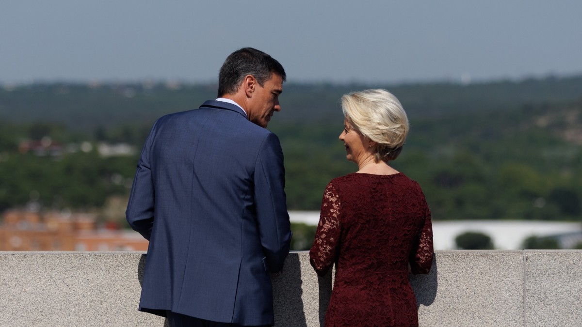 Pedro Sánchez y Ursula von der Leyen conversan durante una reunión del Consejo Europeo.