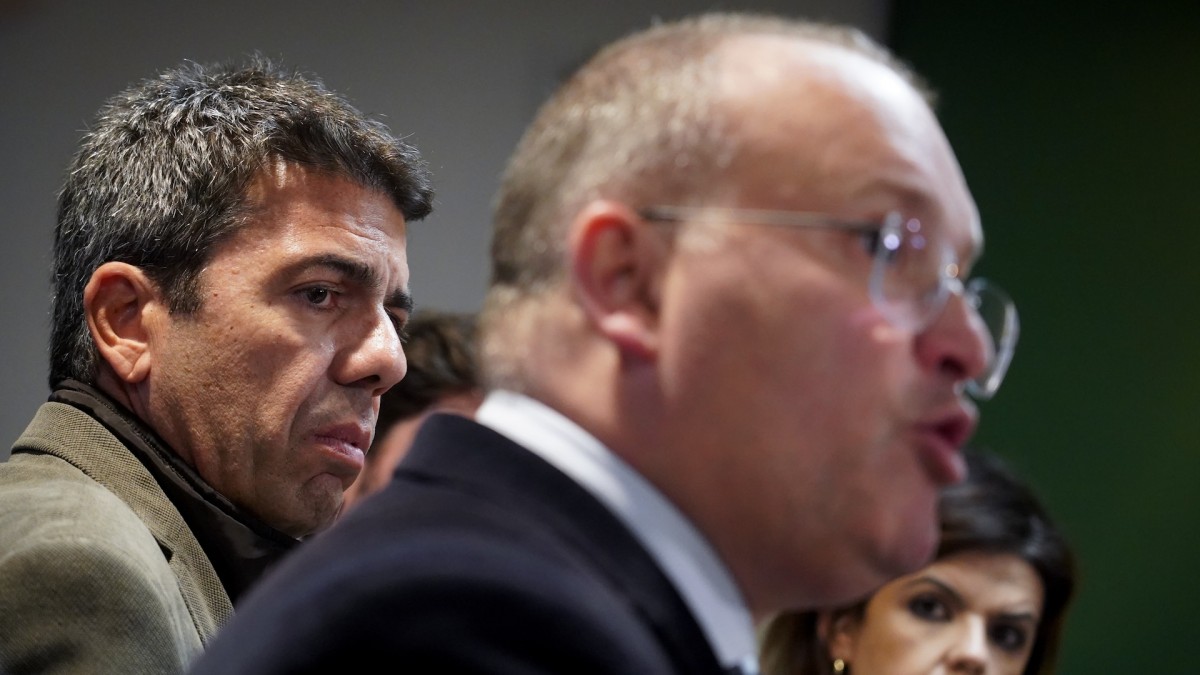 El presidente del PPCV y presidente de la Generalitat valenciana, Carlos Mazón y el portavoz del PP en el Congreso, Miguel Tellado, durante la Junta Directiva Autonómica del PPCV.