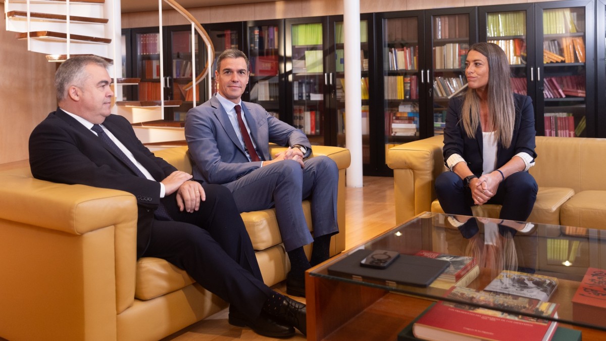 Miriam Nogueras (Junts) se reune con Pedro Sánchez y Santos Cerdán (PSOE) durante la negociación de la investidura en 2023.