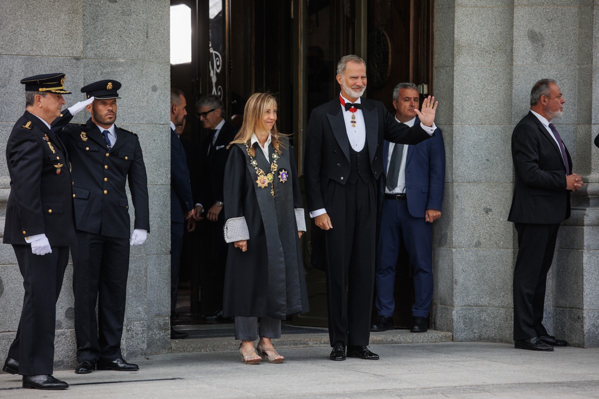 La nueva presidenta del Tribunal Supremo y del Consejo General del Poder Judicial, Isabel Perelló y el Rey Felipe VI, llegan al acto solemne de apertura del año judicial 2024/2025.
