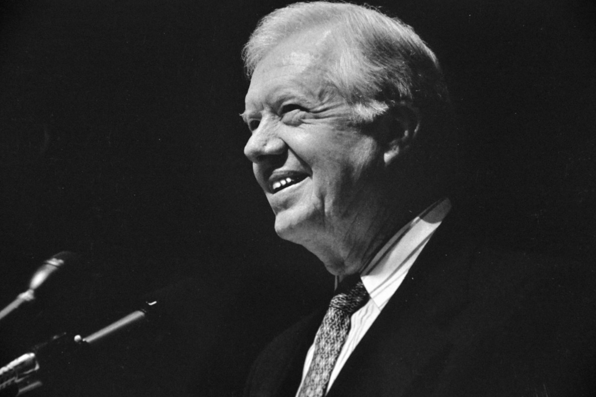 El presidente Jimmy Carter habla al público sobre su nuevo libro en la Biblioteca Pública de Boston.