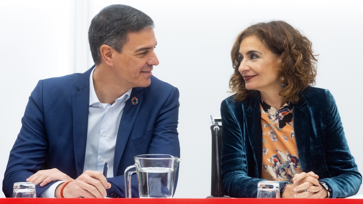 Pedro Sánchez y María Jesús Montero durante la reunión de la nueva Ejecutiva del PSOE aprobada en el 41º Congreso Federal.