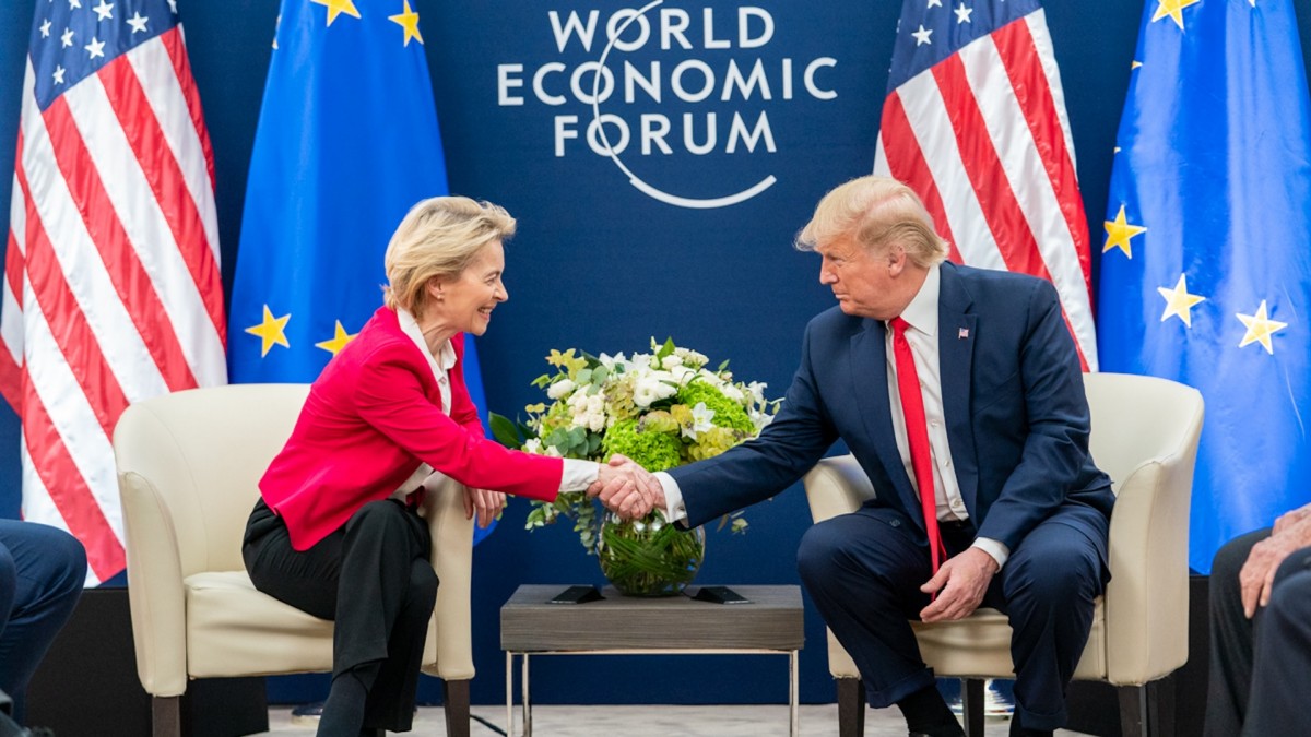 La presidenta de la Comisión, Ursula von der Leyen, se reúne con el presidente de Estados Unidos, Donald Trump, en 2020.