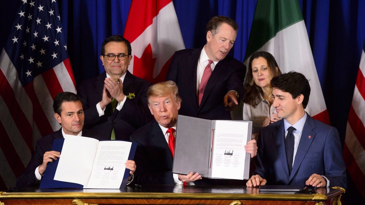 Donald Trump firma el acuerdo de libre comercio entre los tres países norteamericanos junto a Justin Trudeau, primer ministro de Canadá, e Ildefonso Guajardo Villarreal, secretario de Economía de México en 2018.  