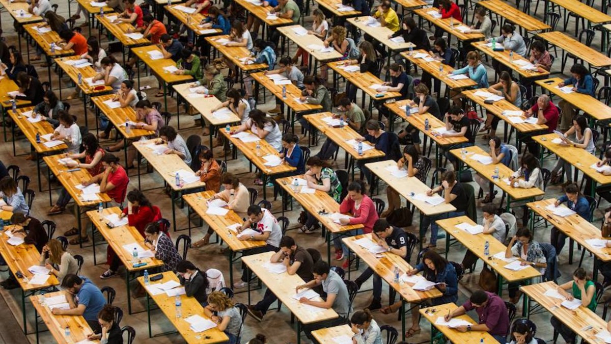 Cientos de opositores completan una prueba de acceso.