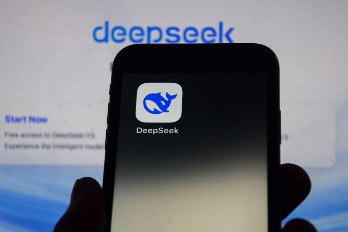 Las acciones tecnológicas estadounidenses caen tras el lanzamiento del chatbot DeepSeek AI.
