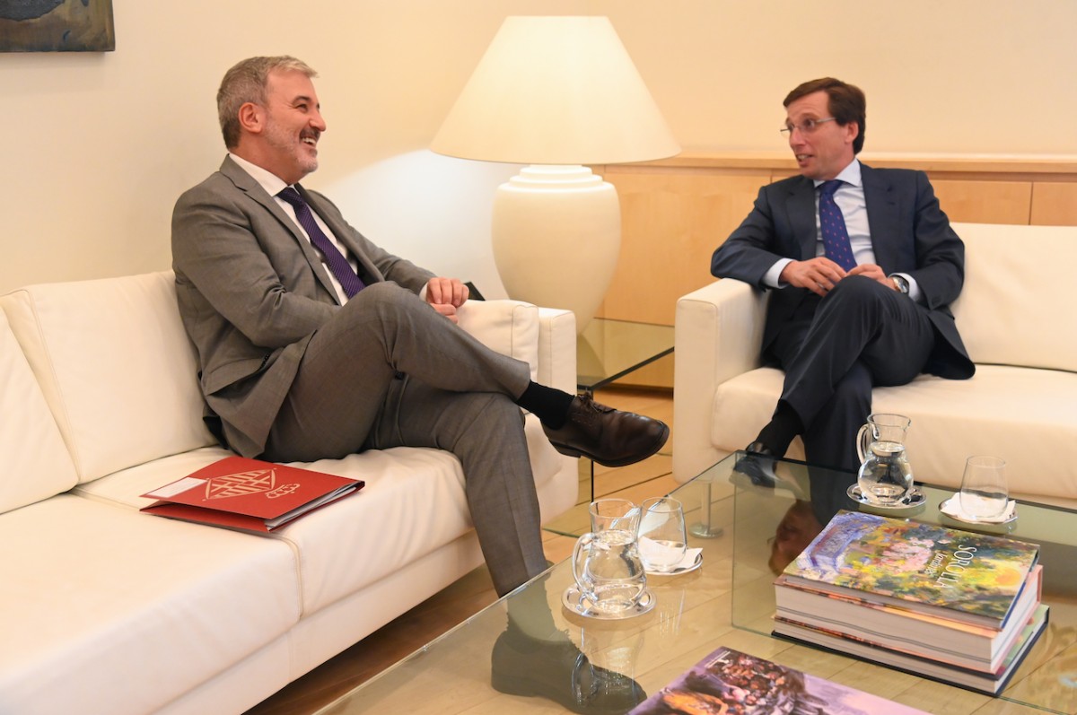 Almeida recibe al alcalde de Barcelona, Jaume Collboni para un encuentro institucional.