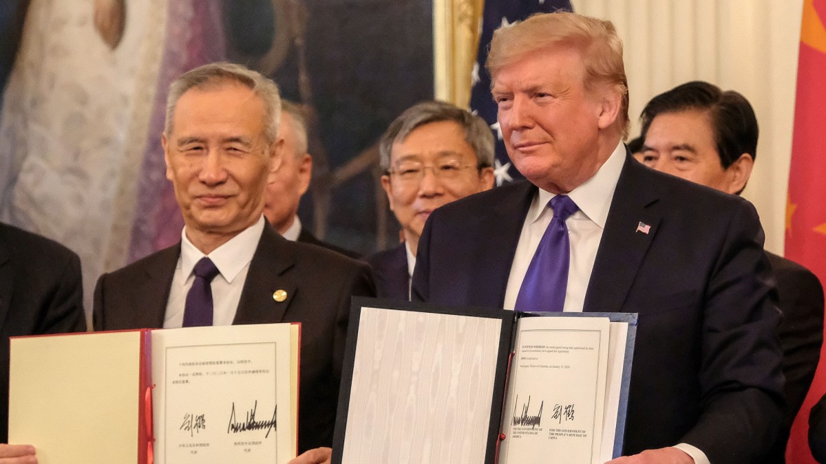 El presidente Donald Trump y el viceprimer ministro chino Liu He tras la firma de la Fase 1 del acuerdo comercial entre EE. UU. y China, en enero de 2020. Imagen que contrasta con las tensiones arancelarias actuales.