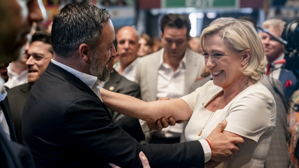 Santiago Abascal saluda a Marine Le Pen durante el acto 'Viva 24', en el Palacio de Vistalegre, a 19 de mayo de 2024.