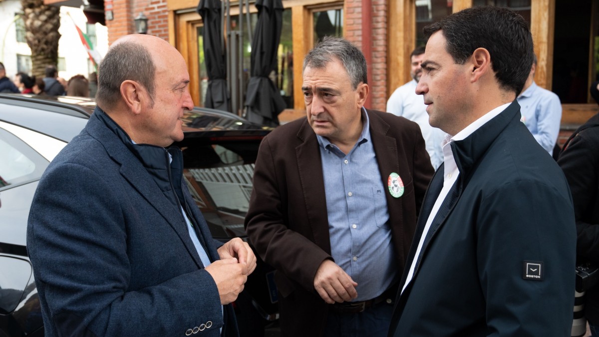 Andoni Ortuzar,  Aitor Esteban, y el lehendakari Imanol Pradales, durante un acto del PNV con motivo del 121 aniversario del fallecimiento de Sabino Arana.