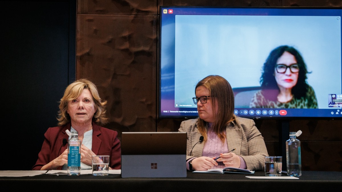 La eurodiputada Pilar del Castillo (PP) interviene mientras la investigadora Raquel Jorge y la eurodiputada Lina Gálvez (PSOE) escuchan.