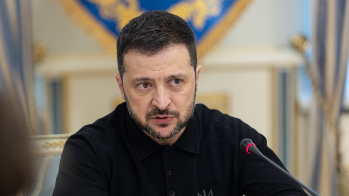 Volodímir Zelenski expresa su preocupación sobre la posible exclusión de Ucrania de las negociaciones de paz.