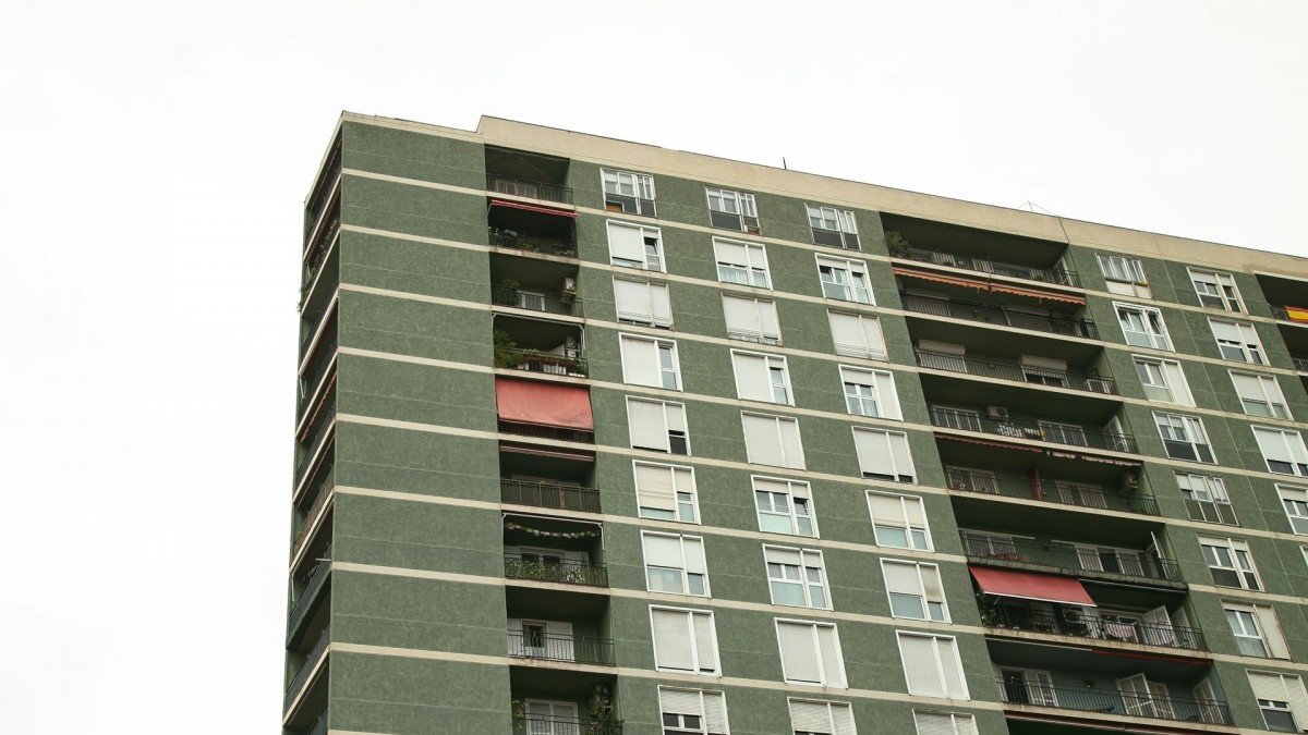La crisis de la vivienda a España afecta sobre todo a familias, jóvenes y personas con bajos ingresos. 