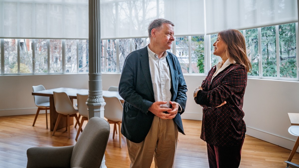Silvina Bacigalupo, presidenta de Transparencia Internacional, conversa con el exministro y consejero de 'Agenda Pública' Jordi Sevilla en uno de los salones de la Fundación Ortega-Marañón.