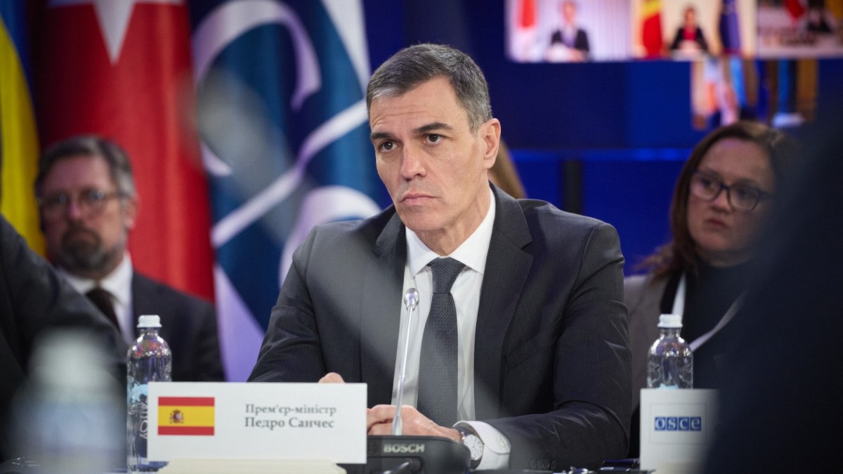 El presidente del Gobierno español, Pedro Sánchez, escucha durante el pleno anual de Apoyo a Ucrania en el tercer aniversario de la invasión rusa.